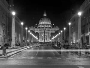 Via della Conciliazione in Bianco e Nero